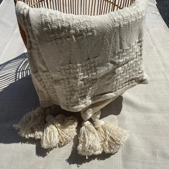 Home Decor - Accents - Tufted Throw Blanket w/ Tassel Trim - 50x60 - Picture 3 of 6